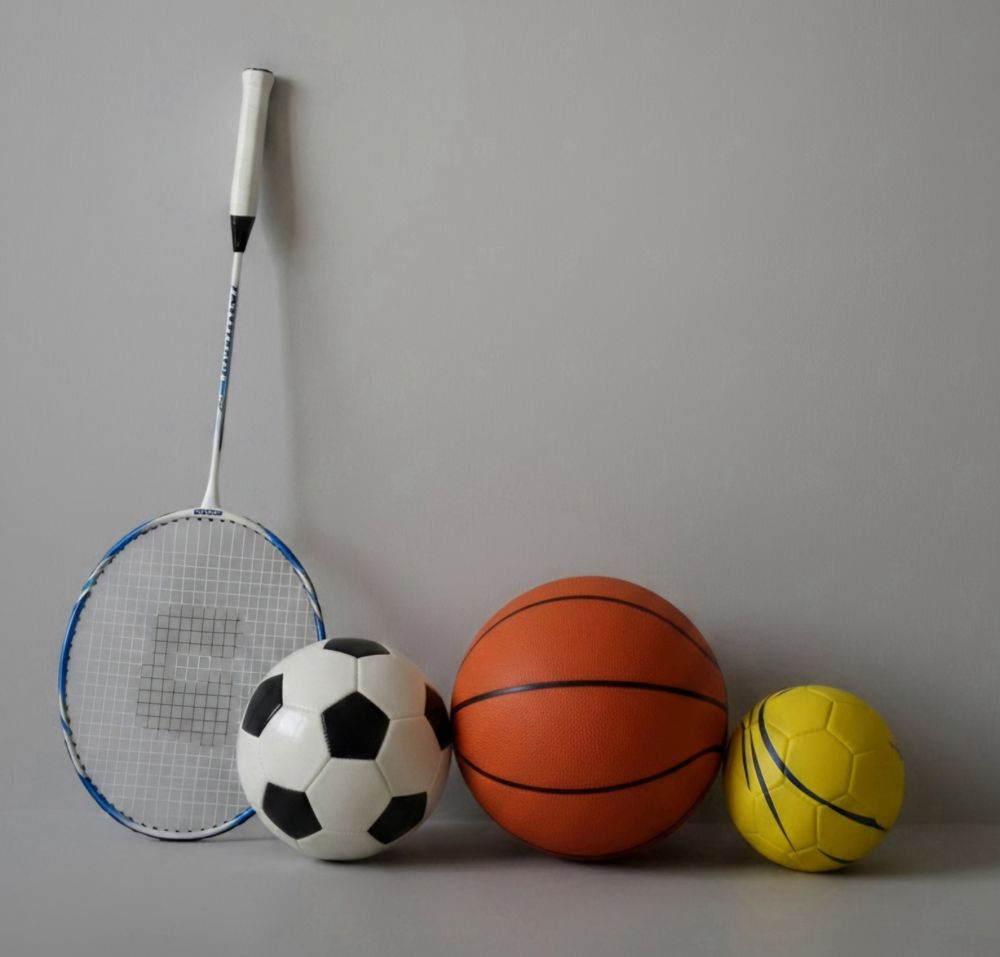 Material deportivo: raqueta de bádminton y balones